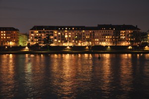 Frente do albergue na noite